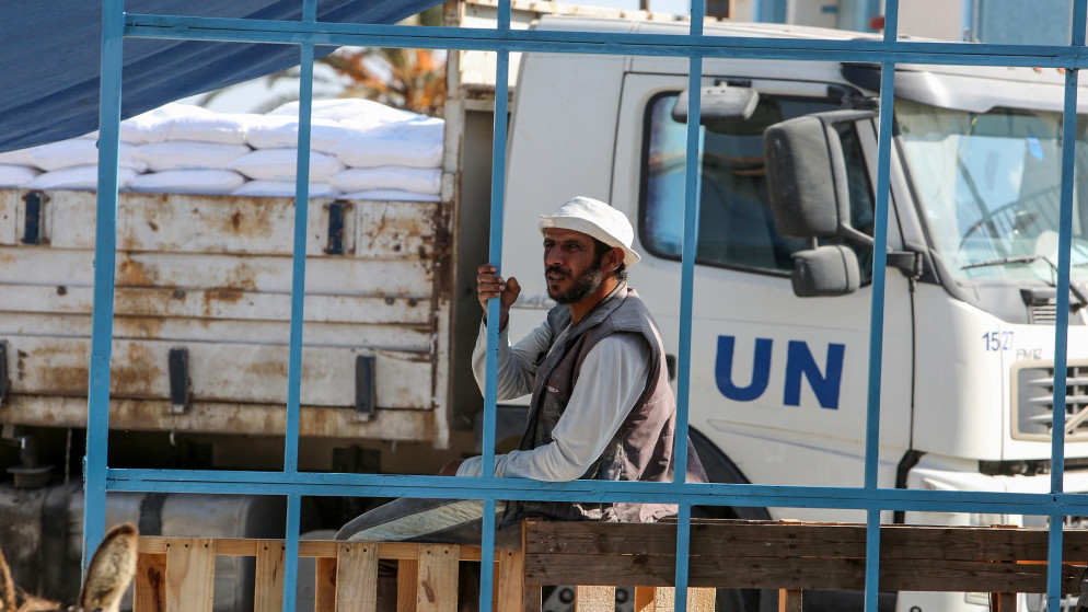 فلسطيني ينتظر تلقي مساعدة من وكالة غوث وتشغيل اللاجئين الفلسطينيين "أونروا". (Shutterstock)