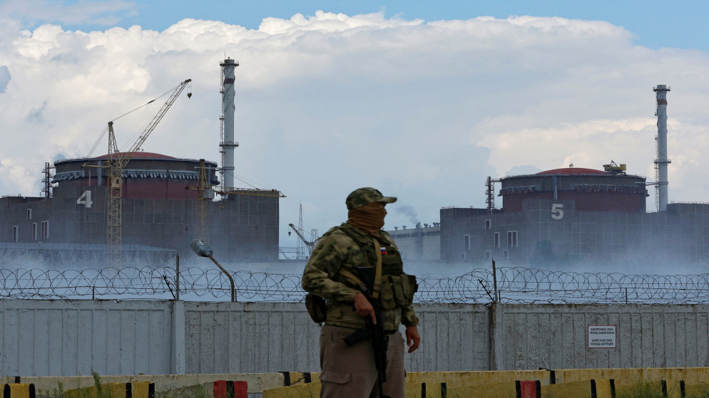 عنصر تابع للقوات الروسية قرب محطة زابوريجيا للطاقة النووية في أوكرانيا. (رويترز)