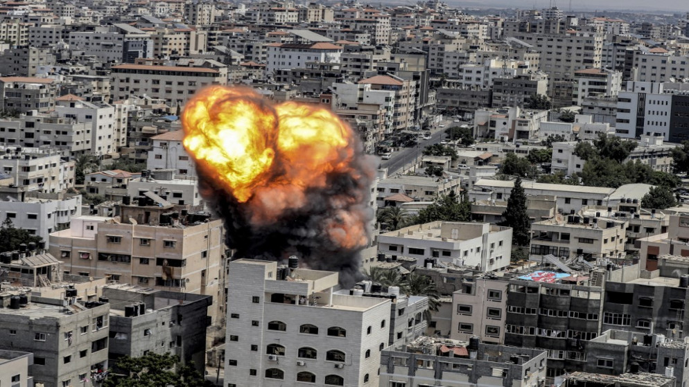 كرة لهب نتيجة غارة جوية إسرائيلية على مبنى في مدينة غزة، 6 آب/أغسطس 2022. (أ ف ب)