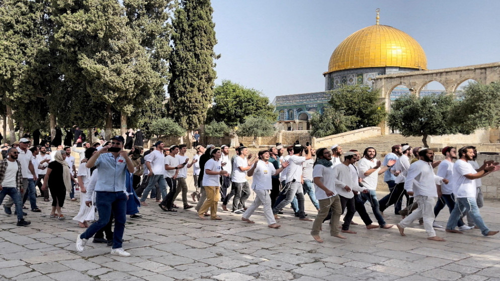 يهود يسيرون في باحة للمسجد الأقصى، 29 أيار/مايو 2022. (رويترز)