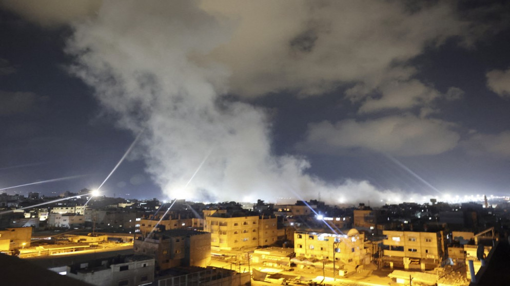 تصاعد الدخان من موقع غارة إسرائيلية على رفح جنوب قطاع غزة، 6 آب/أغسطس 2022. (أ ف ب)