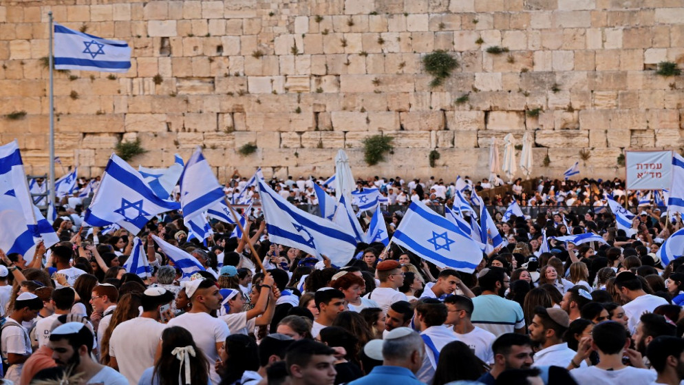يهود يرفعون الأعلام الإسرائيلية عند حائط البراق للمسجد الأقصى في القدس المحتلة، 29 أيار/ مايو 2022. (أ ف ب)