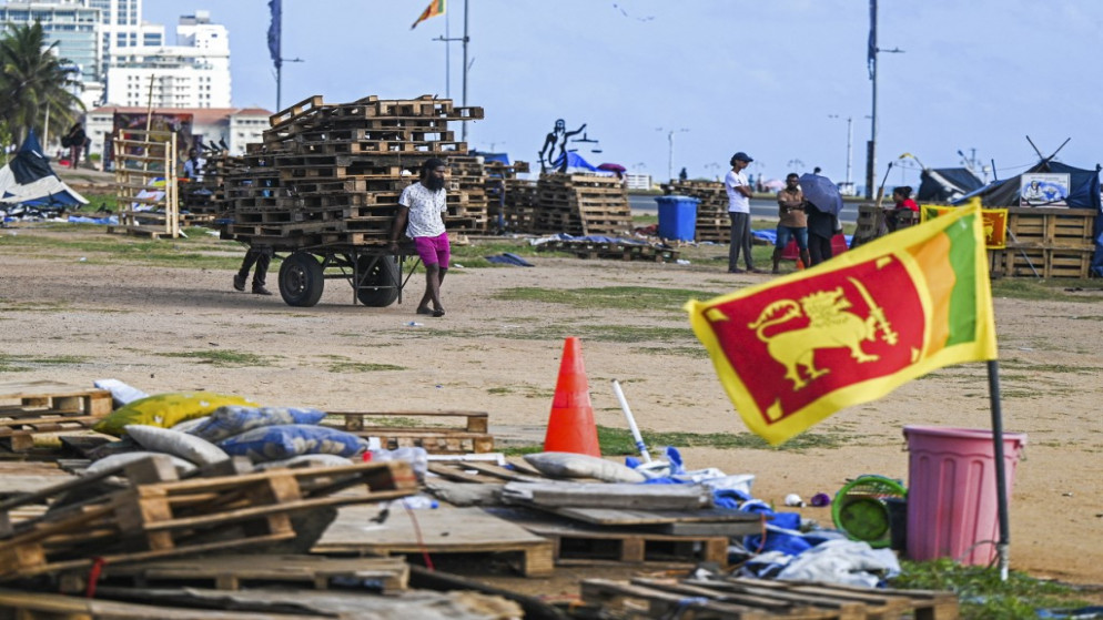 يستعد المتظاهرون لمغادرة موقع معسكر الاحتجاج المناهض للحكومة بالقرب من الأمانة العامة الرئاسية في كولومبو .10 أغسطس 2022.(أ ف ب)