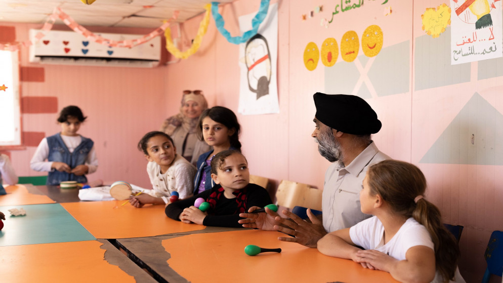 وزير التنمية الدولية الكندي هارجيت ساجان خلال زيارة لمدرسة ابتدائية خلال جولته في الأردن. (صفحة وزير التنمية الدولية الكندي هارجيت ساجان على تويتر)