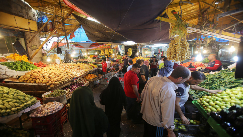 مواطنون يتسوقون في وسط البلد في عمّان. (صلاح ملكاوي/المملكة)