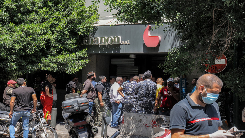 قوات الأمن اللبنانية تتجمع خارج فرع بنك فدرال لبنان في منطقة الحمرا في بيروت. 11 أغسطس 2022. (أ ف ب)