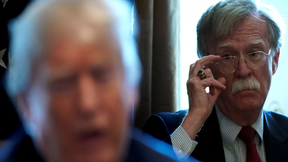 مستشار الأمن القومي السابق جون بولتون يستمع إلى الرئيس الأميركي السابق دونالد ترامب خلال اجتماع في البيت الأبيض في واشنطن. 09/04/2018. (كيفين لامارك / رويترز)