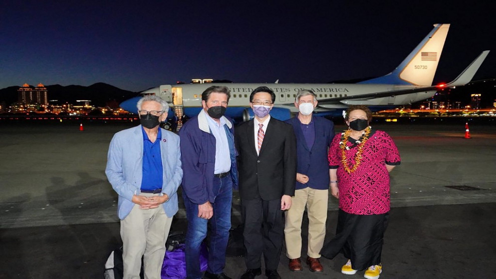 وفد من الكونغرس الأميركي يصل إلى مطار في تايبيه التايوانية بعد أيام من إجراء الصين تدريبات عسكرية حول الجزيرة ردًا على زيارة رئيسة مجلس النواب الأميركي نانسي بيلوسي. 14/08/2022. (أ ف ب)