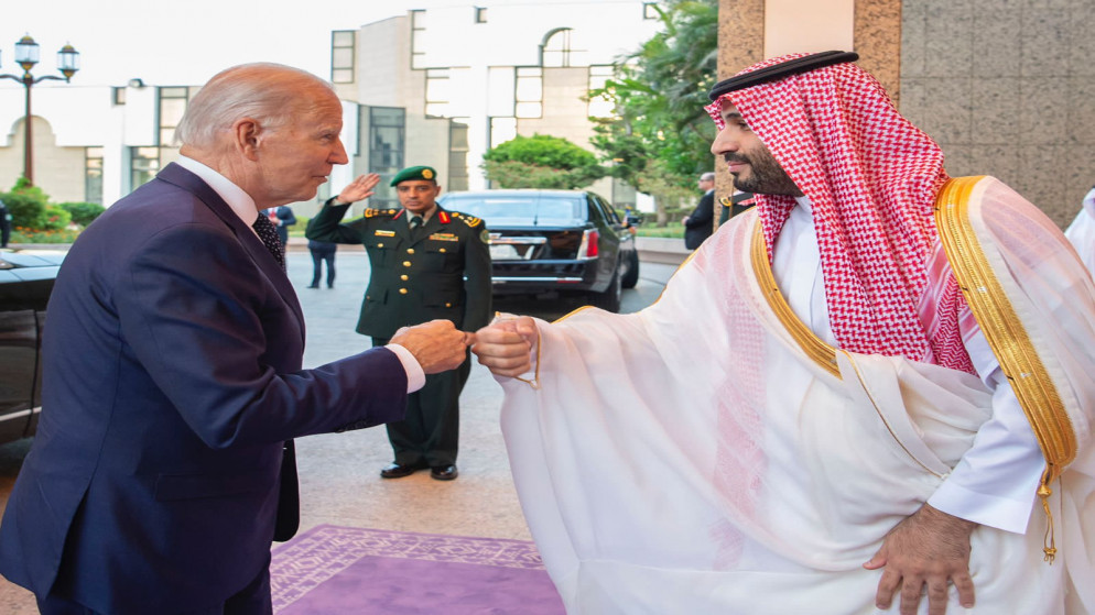 صورة أرشيفية لولي العهد السعودي الأمير محمد بن سلمان يتبادل التحية مع الرئيس الأميركي جو بايدن في جدة. 15/07/2022. (واس)