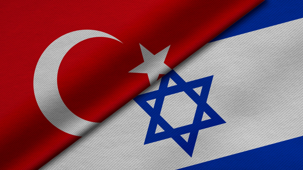 صورة توضيحية لعلمي تركيا (يسار) وعلم إسرائيل. (shutterstock)