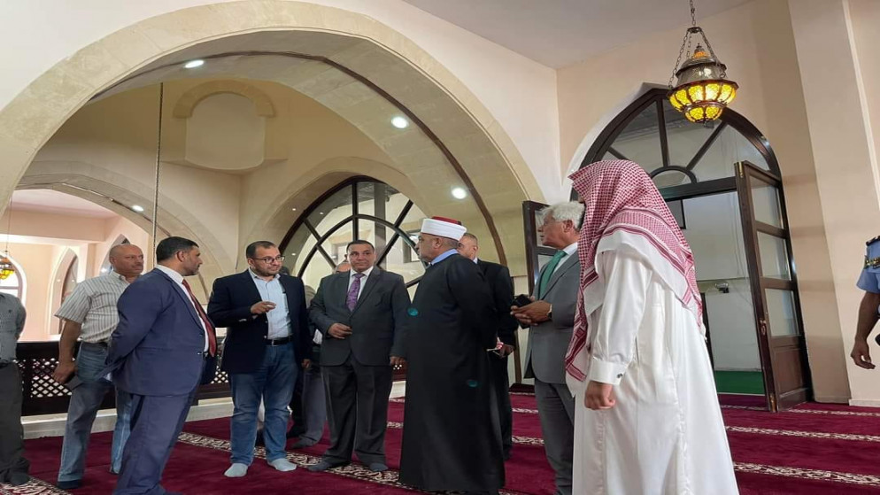 وزير الأوقاف والشؤون والمقدسات الإسلامية محمد الخلايلة خلال تفقده مسجد السلط الكبير بعد انتهاء أعمال الترميم والفرش. (وزارة الأوقاف)