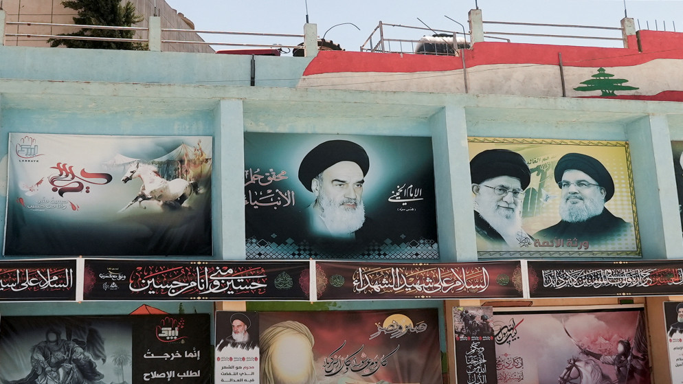 صور للخميني وخامنئي وزعيم حزب الله اللبناني حسن نصر الله في بلدة يارون، جنوب لبنان، 15 آب/أغسطس 2022. (رويترز)