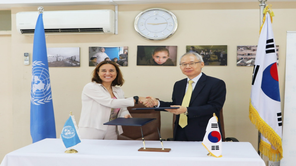 مديرة شؤون أونروا في الأردن مارتا لورينزو تصافح لي جاي وان، سفير جمهورية كوريا لدى الأردن، بعد توقيع الاتفاقية بين الطرفين في 18 أغسطس/آب 2022. (أونروا)