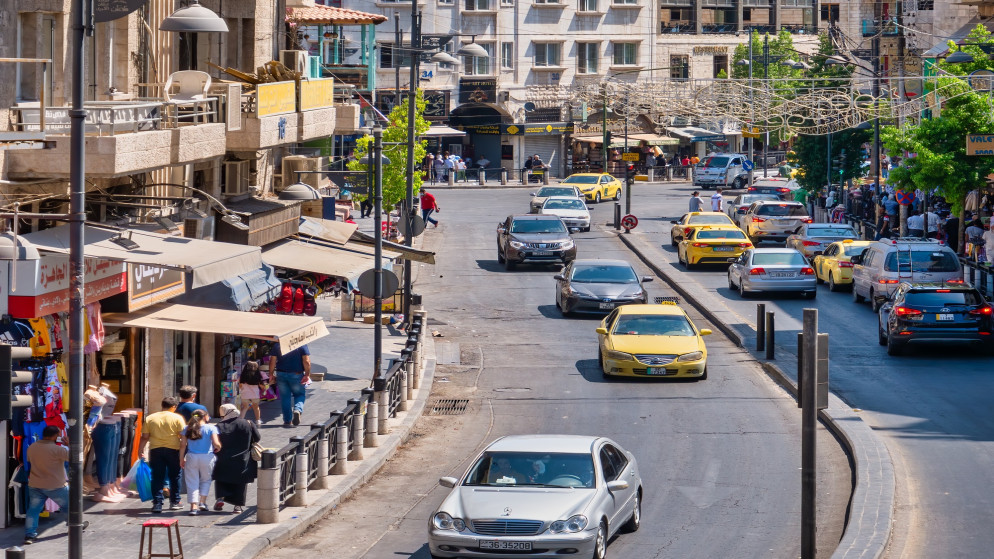 شارع رئيسي في وسط البلد في العاصمة عمّان. (shutterstock)