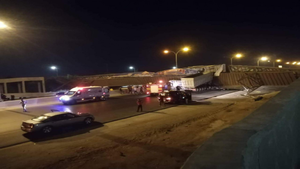 جسر مشاة بعد سقوطه على طريق المطار. (المملكة)