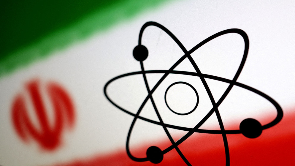 الرمز الذري والعلم الإيراني، 21 يوليو/تموز 2022. (رويترز)