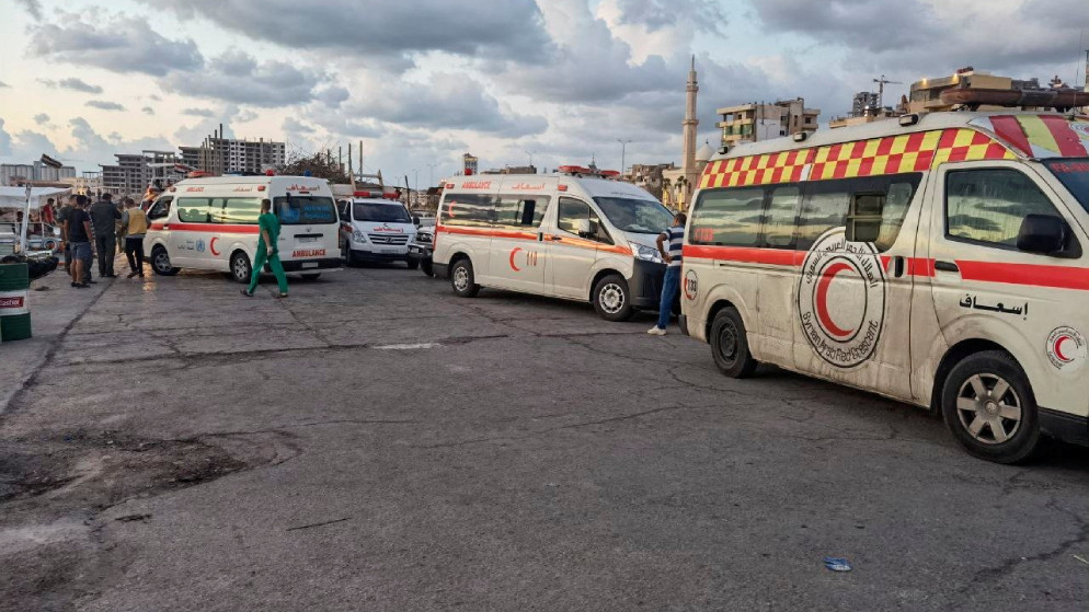 سيارات إسعاف خلال عملية إنقاذ مهاجرين في ميناء طرطوس السوري في 22 أيلول/سبتمبر 2022 (رويترز)