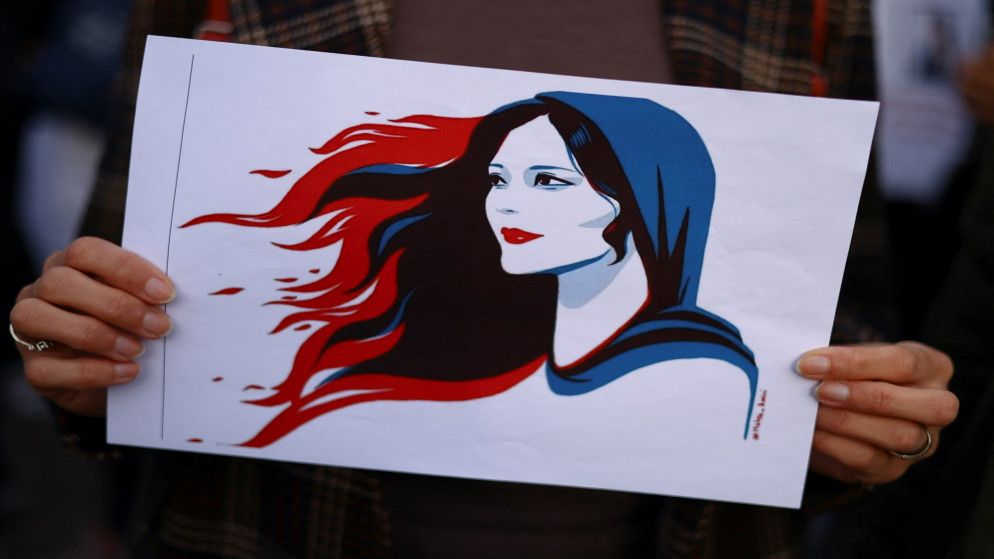 رسمة تعود للشابة الإيرانية مهسا أميني التي توفيت خلال احتجازها من قبل شرطة الأخلاق الإيرانية. (رويترز)