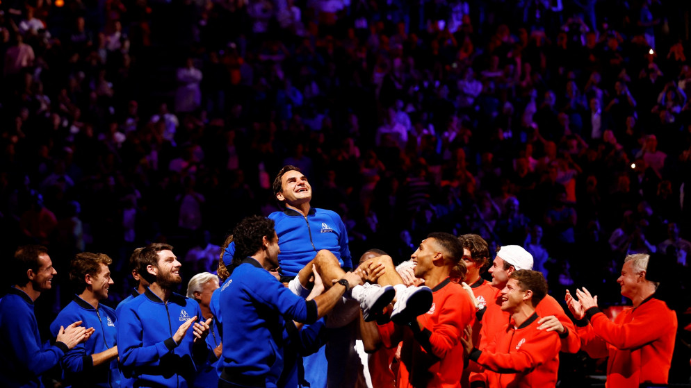 لاعبون من فريقي أوروبا والعالم يحملون الأسطورة روجيه فيدرر في مباراة اعتزاله كرة المضرب. 24 أيلول/سبتمبر 2022. (رويترز)