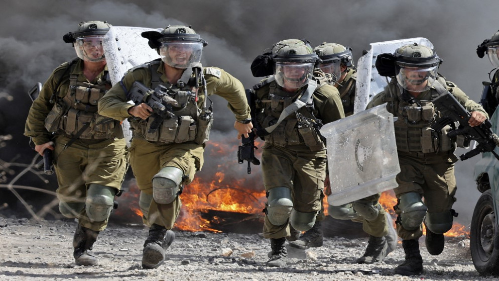 جنود في جيش الاحتلال الإسرائيلي خلال مواجهات مع فلسطينيين في الضفة الغربية المحتلة. (أ ف ب)