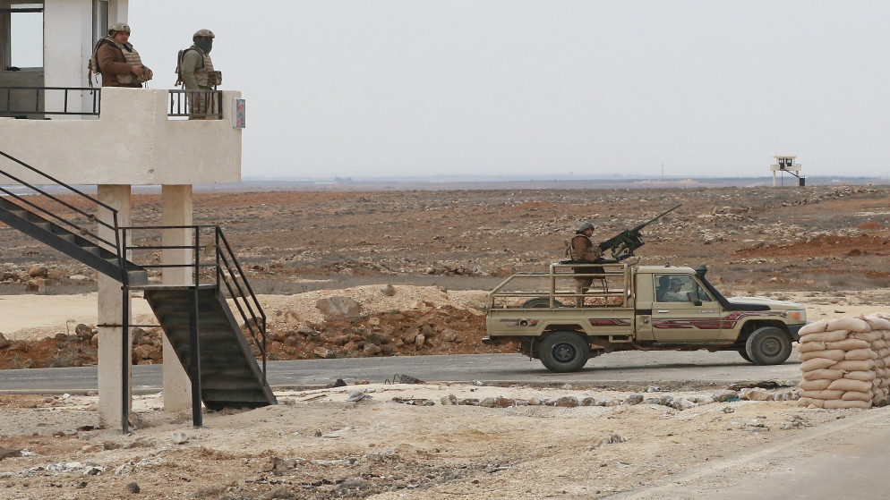دورية للقوات المسلحة-الجيش العربي على طول الحدود مع سوريا لمنع التهريب، 17 شباط/فبراير 2022. (أ ف ب)