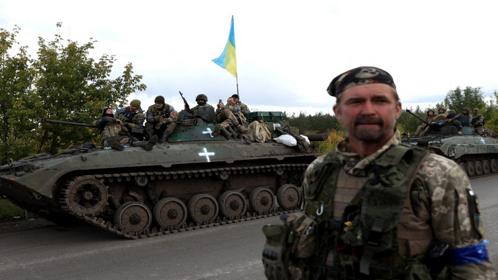 جنود أوكرانيون يجلسون على عربات مدرعة خارج بلدة إيزيوم، 24 أيلول/سبتمبر 2022. (أ ف ب)