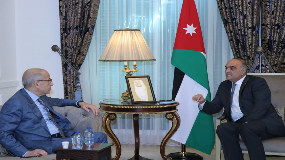 رئيس الوزراء بشر الخصاونة يستقبل محافظ مصرف ليبيا المركزي الصِّدِّيق عمر الكبير. (رئاسة الوزراء)
