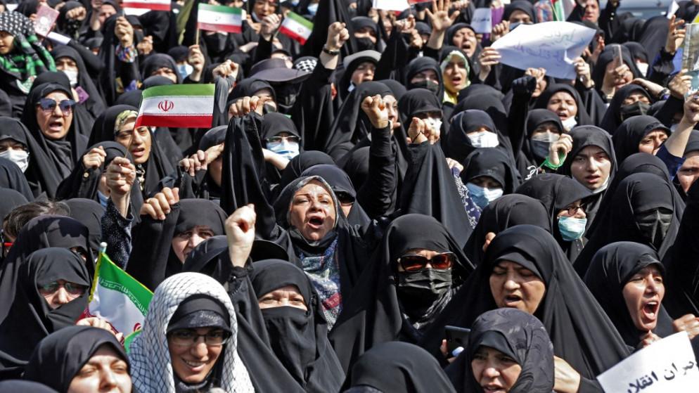إيرانيات يلوحن بالعلم الوطني خلال مسيرة مؤيدة للحجاب في العاصمة طهران .23 سبتمبر/أيلول 2022.(أ ف ب)