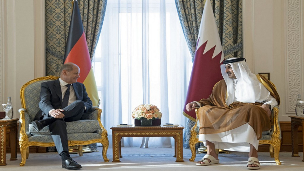 أمير قطر الشيخ تميم بن حمد آل ثاني (يمين) مع المستشار الألماني أولاف شولز في العاصمة الدوحة .25 سبتمبر/أيلول 2022.(أ ف ب)