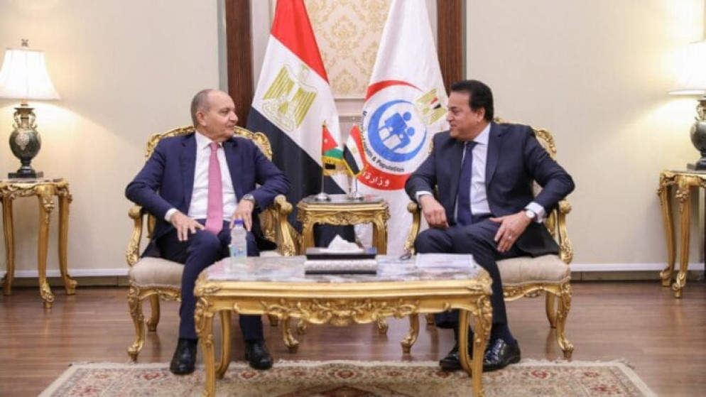 وزير الصحة والسكان في مصر، خالد عبد الغفار "يمين" السفير الأردني في القاهرة أمجد العضايلة "يسار". (السفارة الأردنية في مصر)