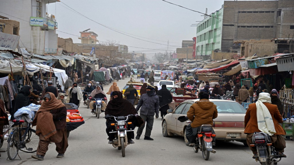 مسافرون يشقون طريقهم عبر سوق مزدحم في قندهار، 12 يناير 2023. (أ ف ب)