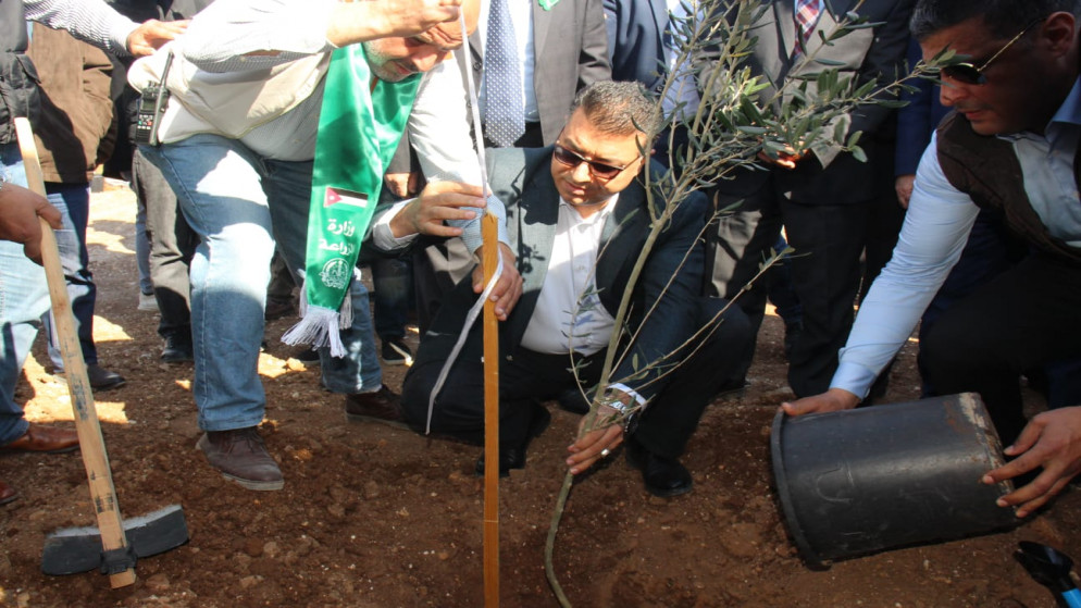 وزير الزراعة خالد الحنيفات خلال مشاركته في مناسبة يوم الشجرة التي نظمتها كلية الحصن في إربد. (جامعة البلقاء التطبيقية)