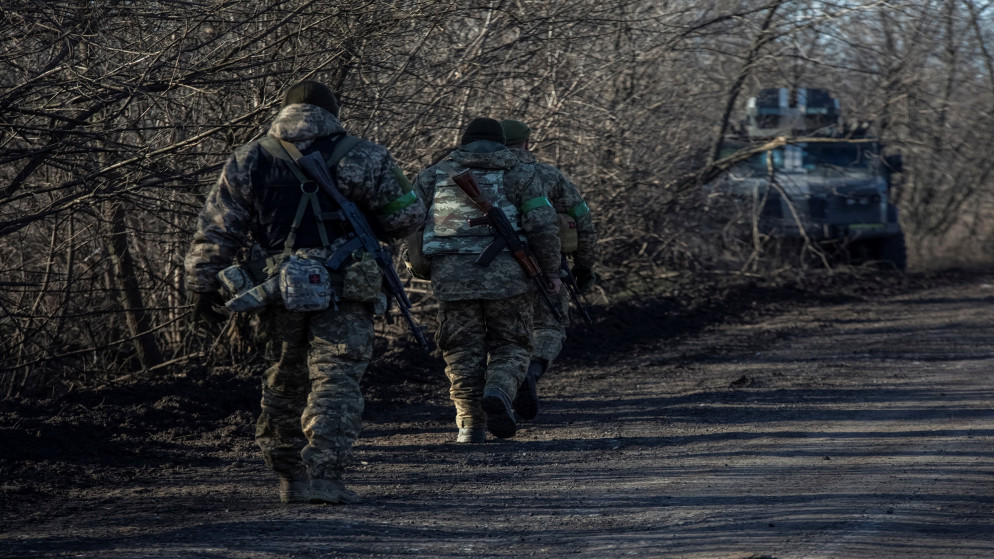 جنود أوكرانيون قرب مدينة سوليدار. (رويترز)