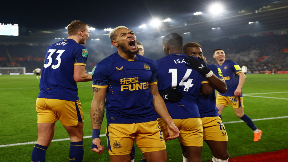 لاعب نيوكاسل جويلنتون خلال الاحتفال بالهدف ضد ساوثمبتون في كأس الرابطة الإنجليزية لكرة القدم. (رويترز)