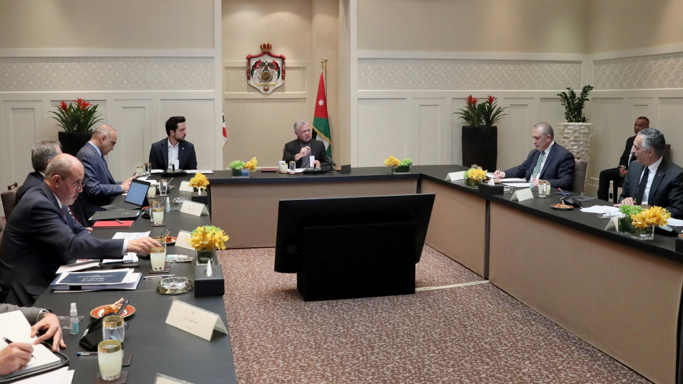 جلالة الملك عبدالله الثاني خلال اجتماع عقد في قصر الحسينية بحضور سمو الأمير الحسين بن عبدالله الثاني، ولي العهد.25/1/2023.(الديوان الملكي الهاشمي)
