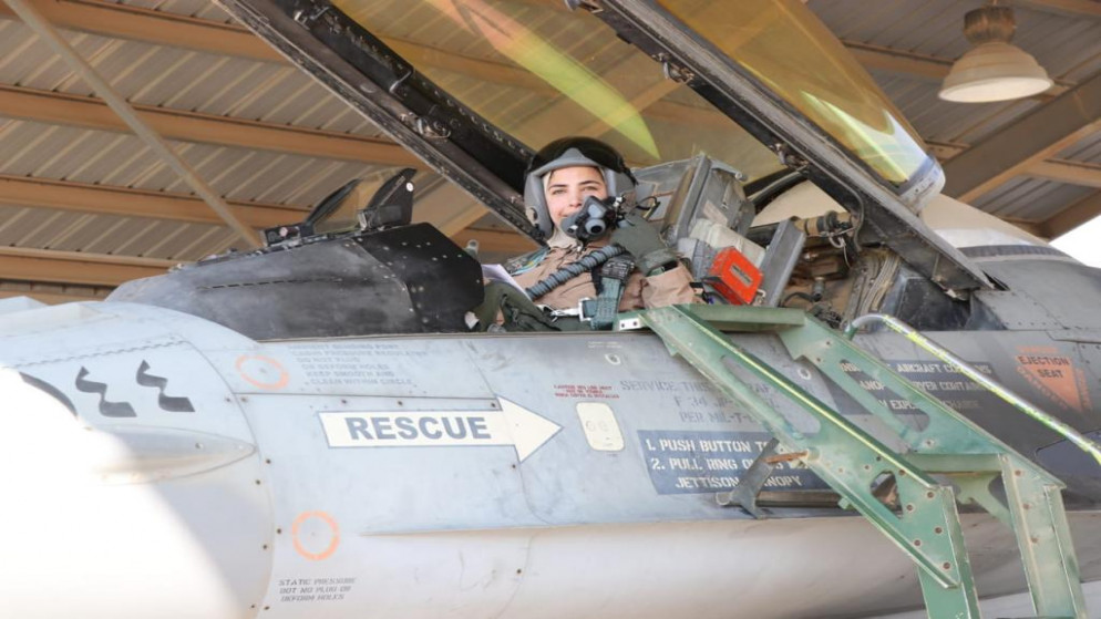 الملازم الطيار سبأ الذنيبات أول امرأة أردنية من مرتبات سلاح الجو الملكي تقود منفردة طائرة حربية مقاتلة (- F16). (القوات المسلحة الأردنية)