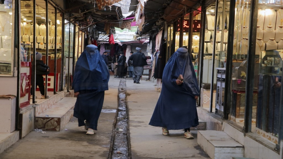 نساء أفغانيات، يمشين أمام سوق في مقاطعة بدخشان، 23 يناير 2023. (أ ف ب)