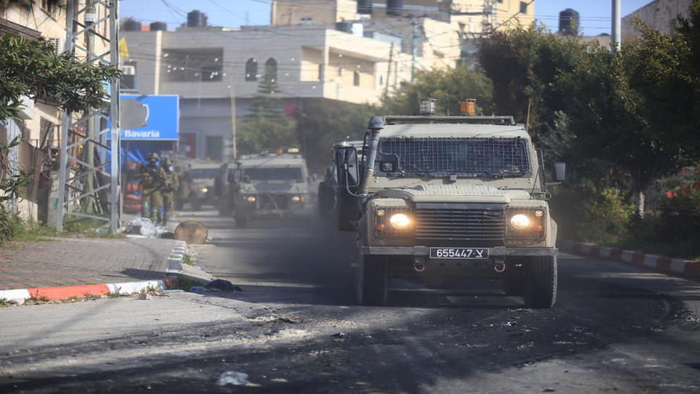 آليات تابعة لجيش الاحتلال الإسرائيلي تقتحم جنين بالضفة الغربية المحتلة. (رويترز/ محمد تركمان)