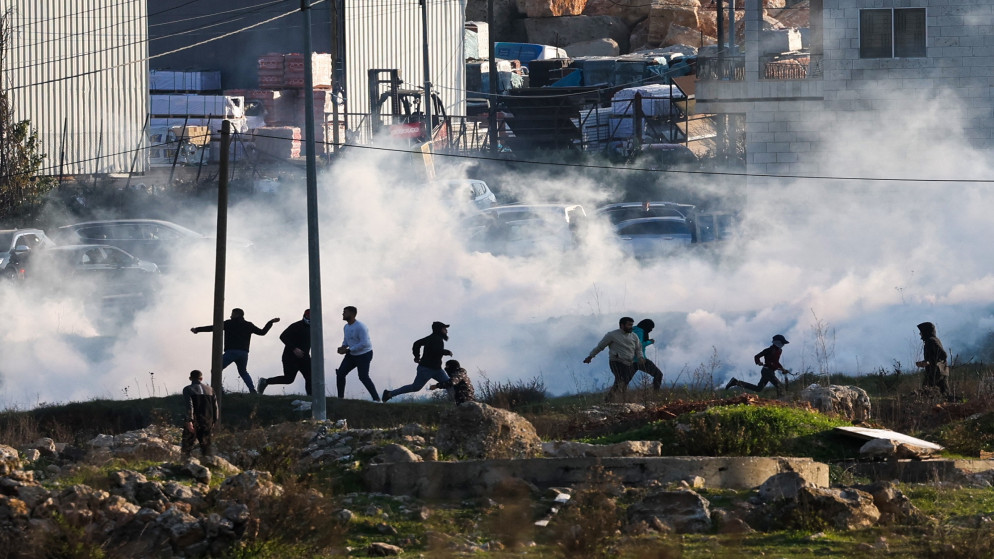 قوات الاحتلال الإسرائيلي تطلق الغاز المسيل للدموع لتفريق فلسطينيين. 26 كانون الثاني/يناير 2023. (أ ف ب)
