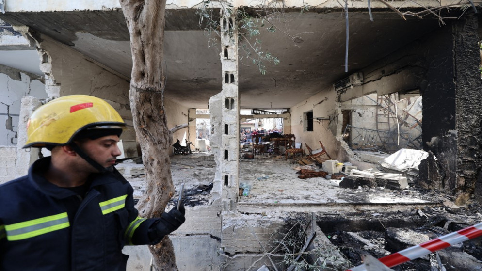صورة لمنقذ فلسطيني أمام مبنى دمرته قوات الاحتلال الإسرائيلي خلال غارة على مخيم جنين للاجئين في الضفة الغربية .26 كانون الثاني/ يناير 2023.(أ ف ب)