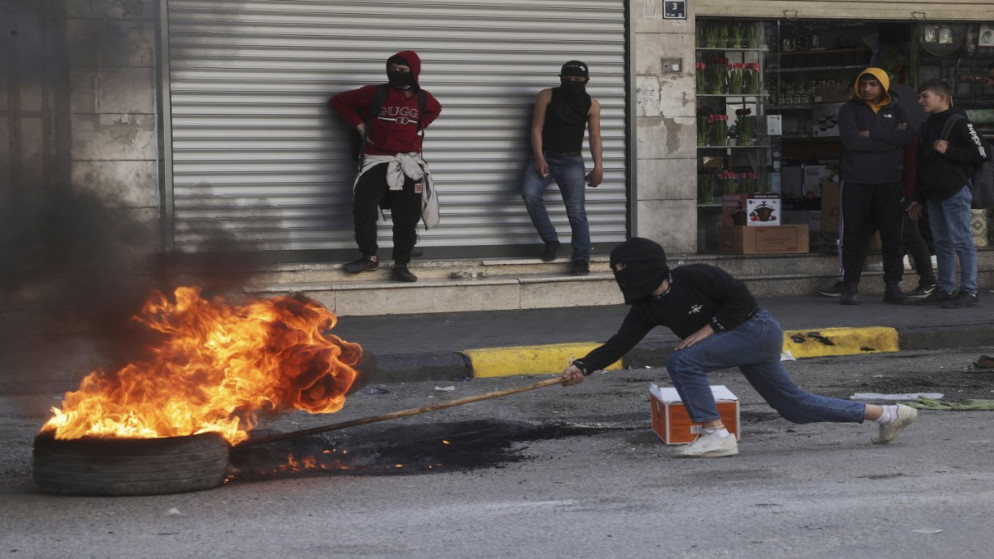 متظاهرون فلسطينيون خلال اشتباكات مع قوات الاحتلال الإسرائيلي في أعقاب احتجاجات ضد مصادرة الأراضي الفلسطينية في مدينة الخليل بالضفة الغربية .26 كانون الثاني/ يناير 2023.(أ ف ب)