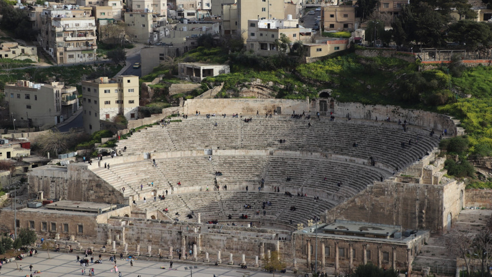 سياح في المدرج الروماني في عمّان. (istockphoto)