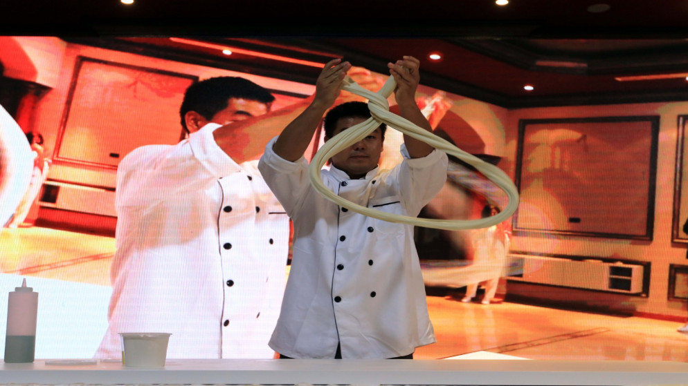 عرض الطريقة التقليدية لصنع المعكرونة الصينية.(المركز الثقافي الصيني في الأردن)