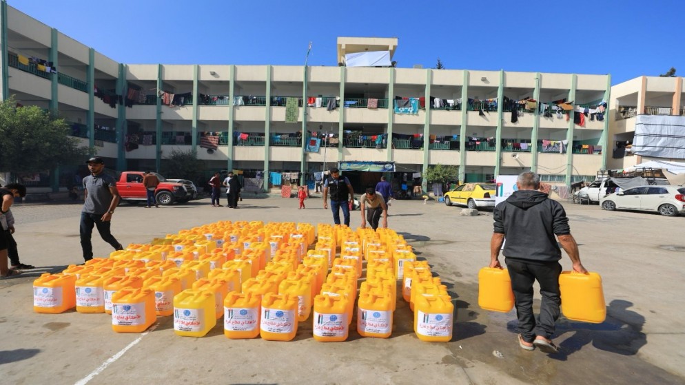 جانب من المساعدات التي تقدمها الهيئة الخيرية الأردنية الهاشمية في مدرسة بقطاع غزة تؤوي نازحين فلسطينيين.(الهيئة الخيرية الهاشمية)