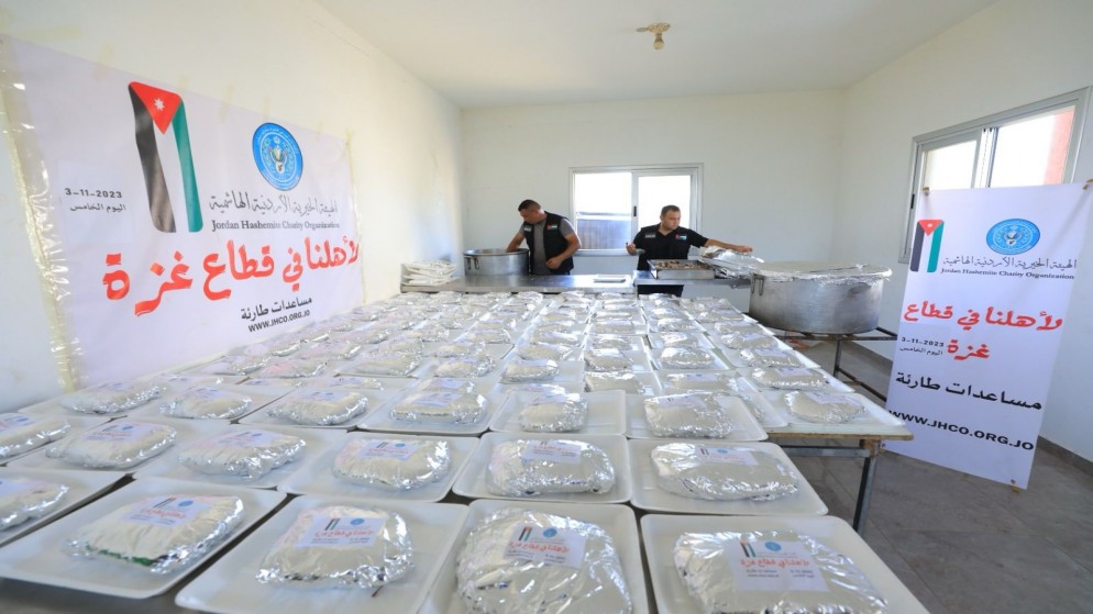 جانب من المساعدات التي تقدمها الهيئة الخيرية الأردنية الهاشمية في مدرسة بقطاع غزة تؤوي نازحين فلسطينيين.(الهيئة الخيرية الهاشمية)