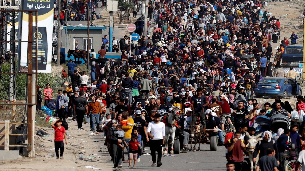 فلسطينيون يفرون من شمال غزة يسيرون نحو الجنوب، في وسط قطاع غزة، 9 نوفمبر 2023. (رويترز)