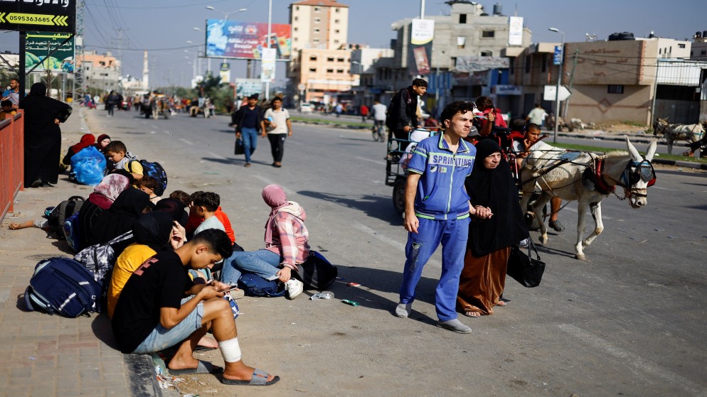 فلسطينيون نازحون من شمال غزة يتجهون نحو الجنوب. 9 نوفمبر، 2023. (رويترز)