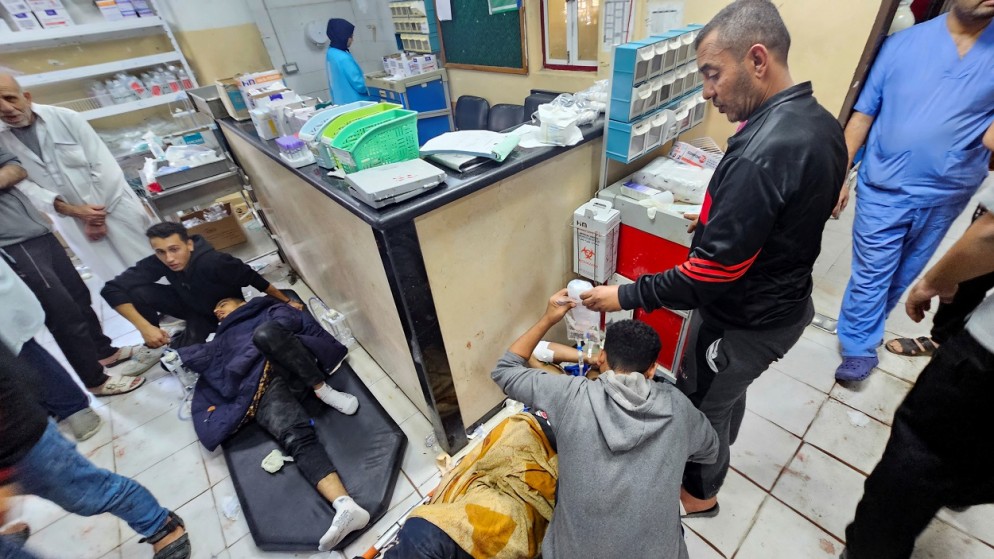 فلسطينيون أصيبوا في غارات إسرائيلية يرقدون على الأرض أثناء تلقيهم العلاج في شمال قطاع غزة، 16 نوفمبر 2023. (رويترز)