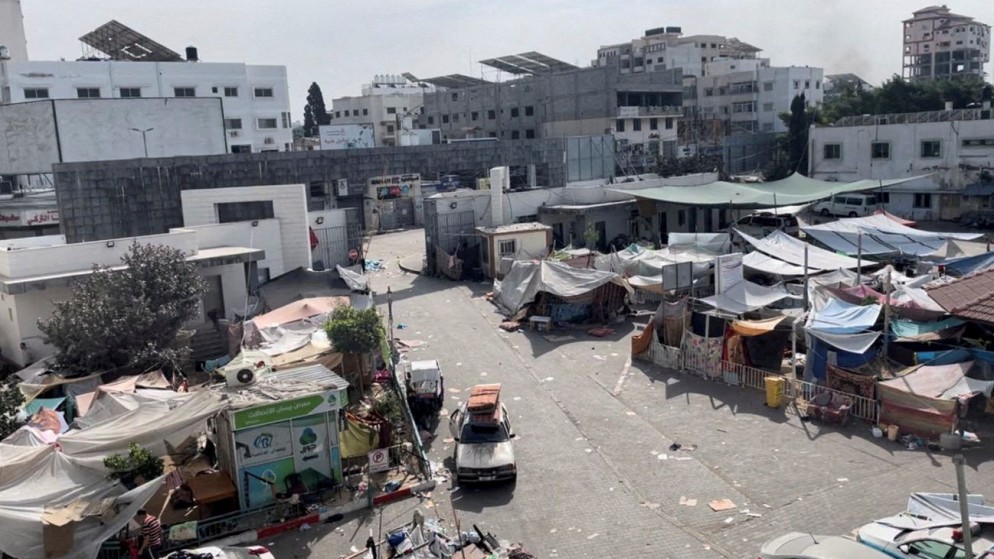 خيام يستخدمها الفلسطينيون النازحون تقف في ساحة مستشفى الشفاء.12 نوفمبر 2023. (رويترز)