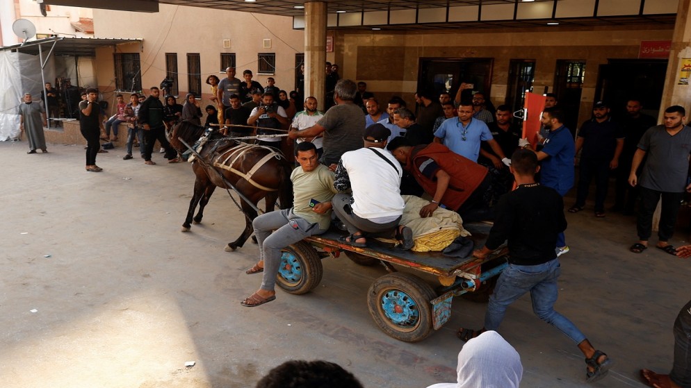 نقل فلسطيني جريح في غارة إسرائيلية إلى مستشفى ناصر في خان يونس بجنوب قطاع غزة، 18 نوفمبر 2023. (رويترز)